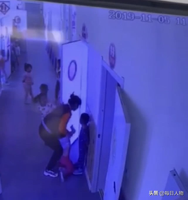 多名幼儿被曝关小黑屋,涉事方曾是红黄蓝加盟园,曝光当天换法人
