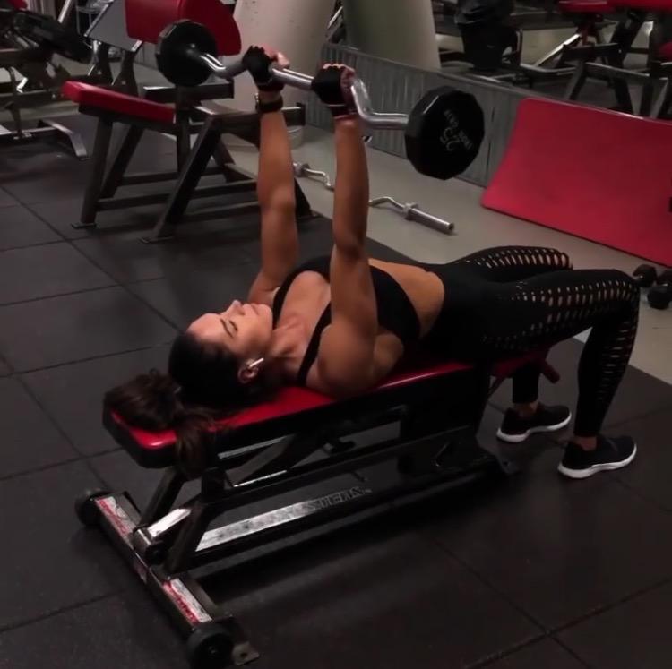 健身达人KelseyWells，当妈后每天坚持健身，塑造好身材不是问题