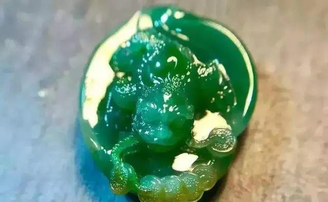 又靓又便宜的翡翠原石,翡翠原石市场小精品