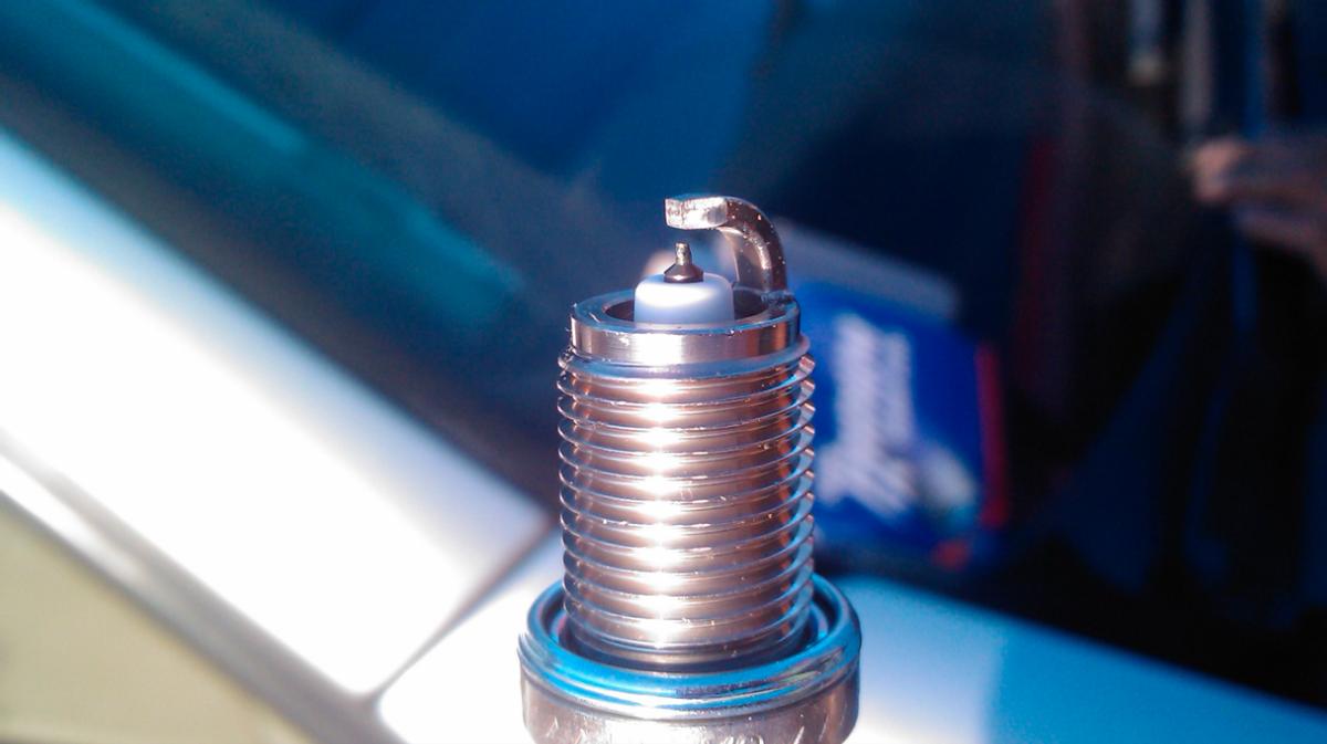 火花塞出现什么颜色更换,火花塞变黄是什么原因