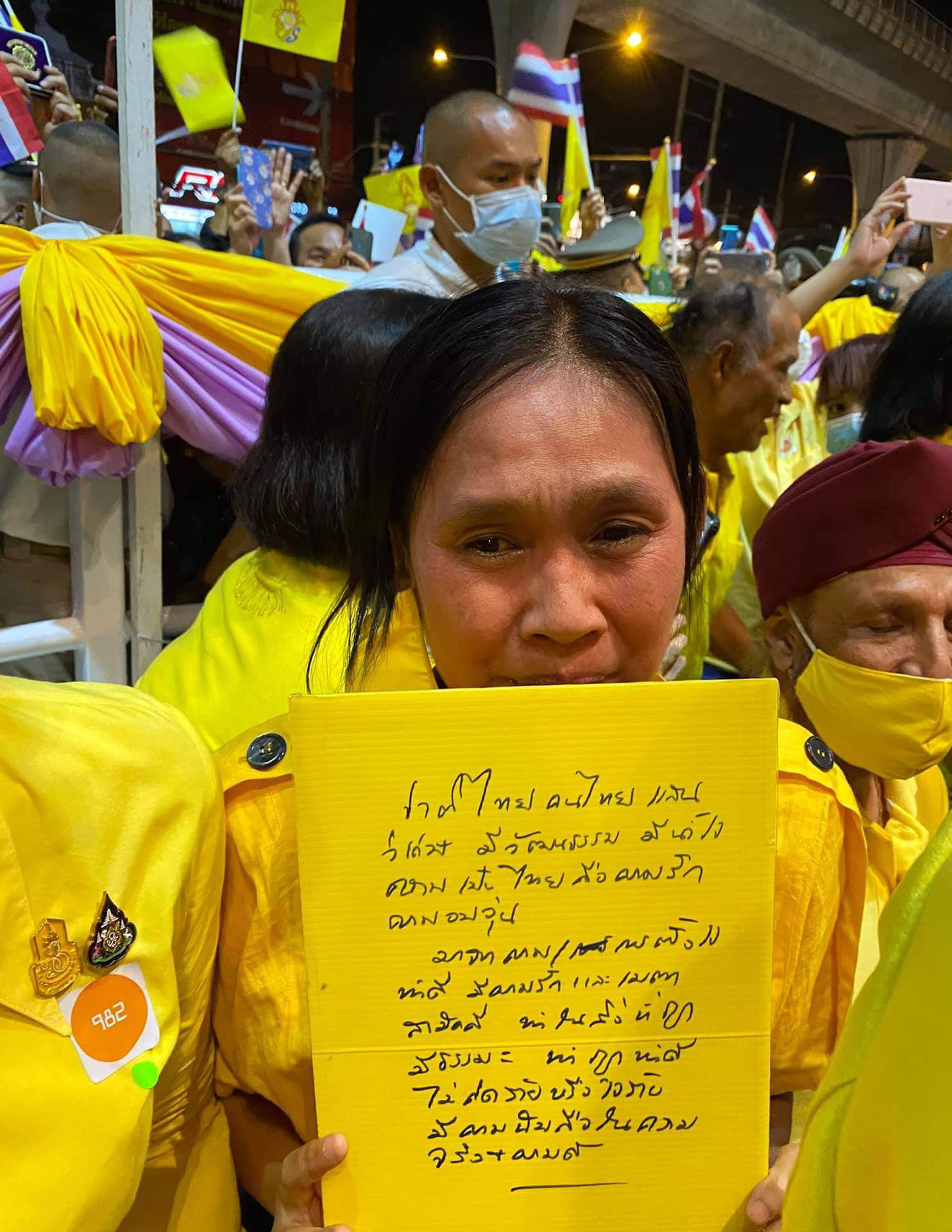 泰国人民很爱国王,拿着国王的签名激动万分,拉玛十世很是欣慰