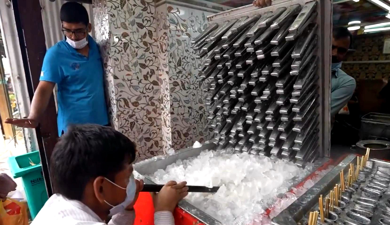 印度街头奇怪的不锈钢设备，看起来有点恶心，做的东西却卖疯了