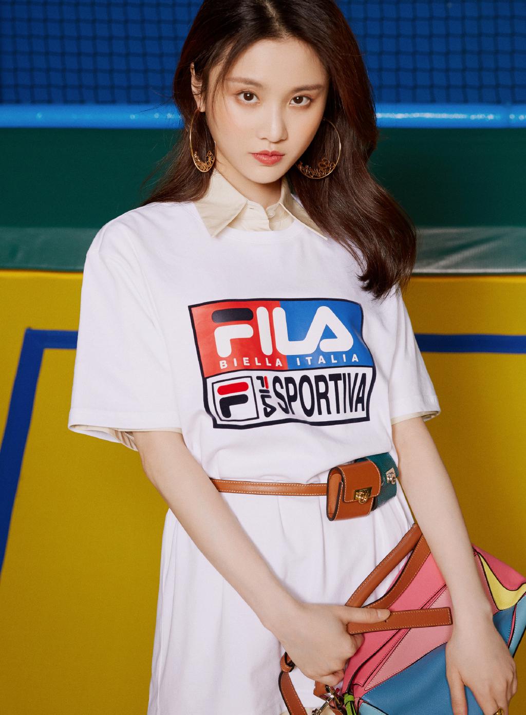 张慧雯穿白色长裙出席发布会,张慧雯穿吊带裙出席活动