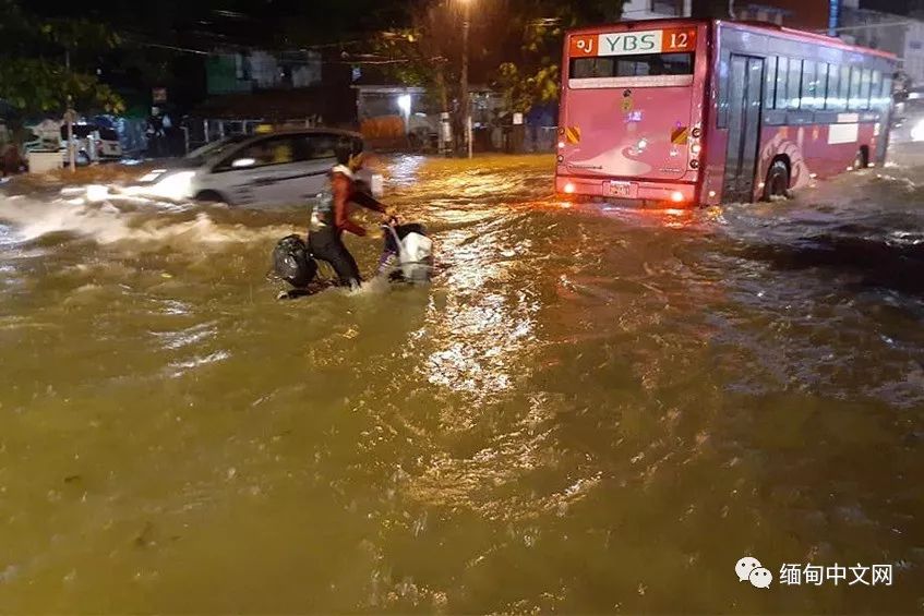仰光雷雨，积水没过大腿，不少车子在水中“游”