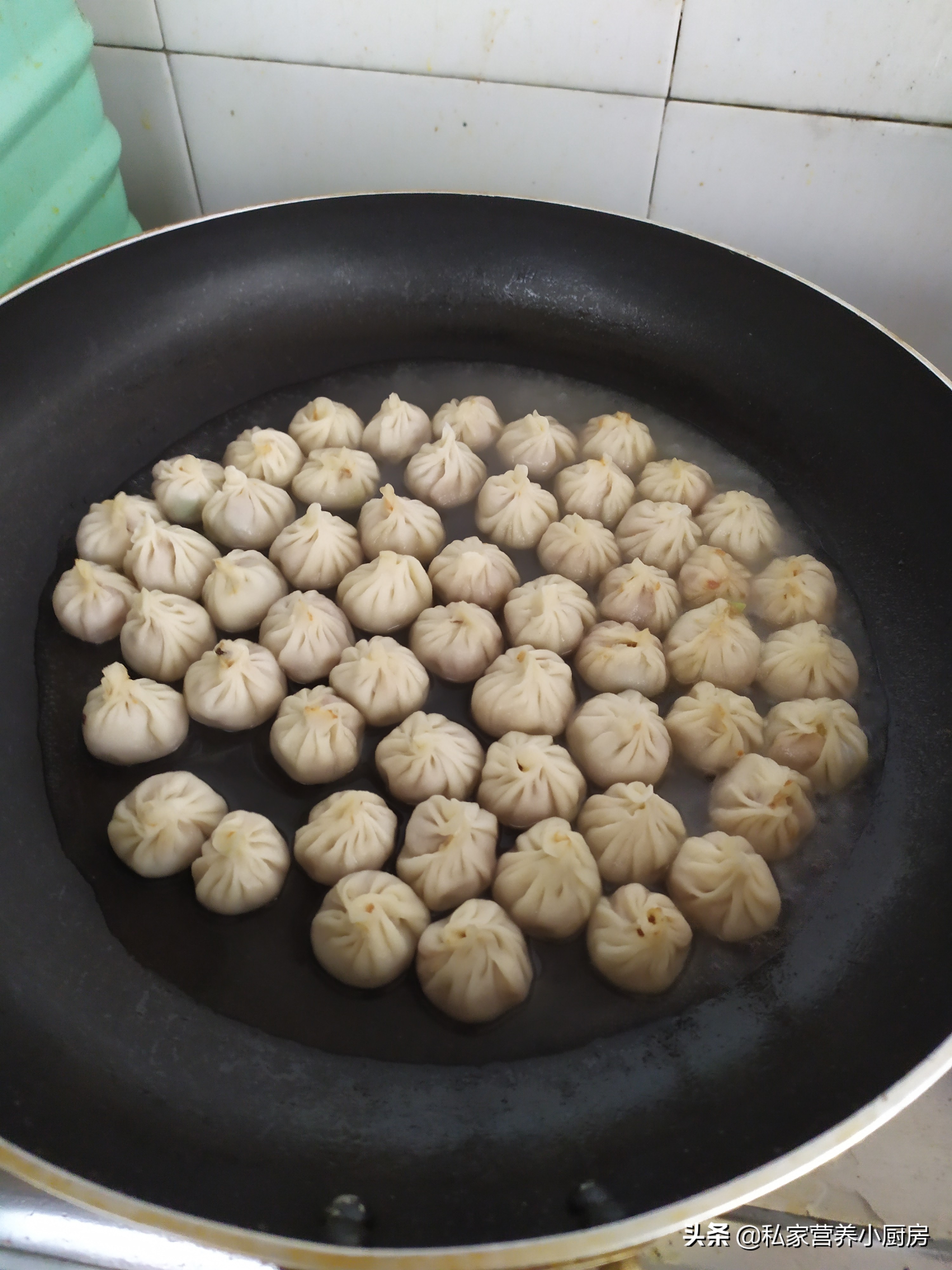 素馅水煎包子味道鲜美极致,香酥水煎包子