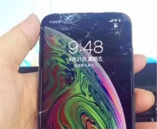 还在为你的手机屏碎发愁吗,手机贴软膜好还是钢化膜好