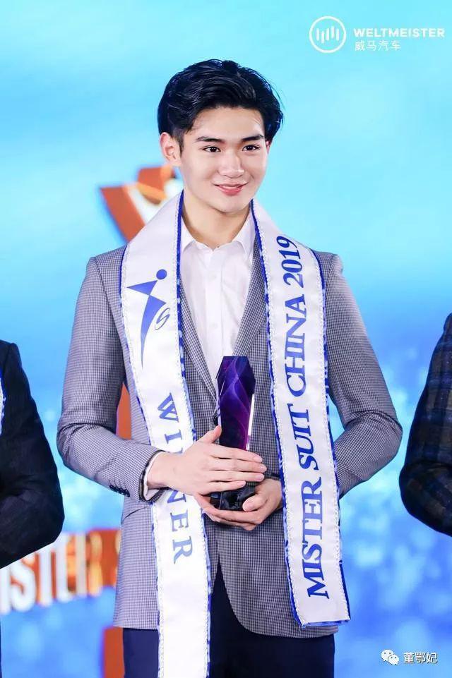 “华易风·默默的绣”2019中国西装先生总决赛“绣”美中华