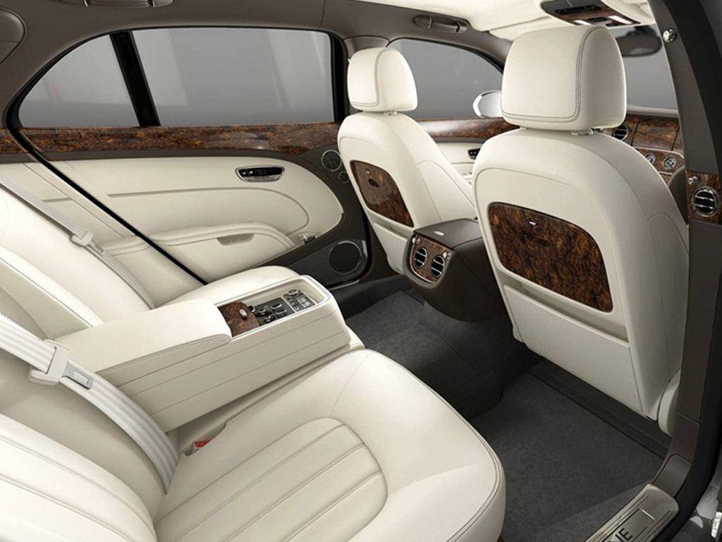 灰白色汽车内饰怎么打理,汽车内饰白色和橙色哪个好打理