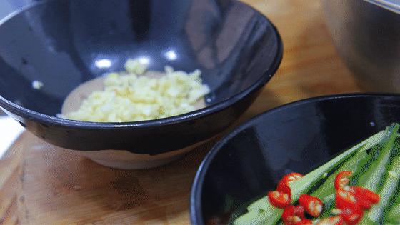 怎么做金针菇才又辣又红,金针菇怎么做才能让它鲜嫩