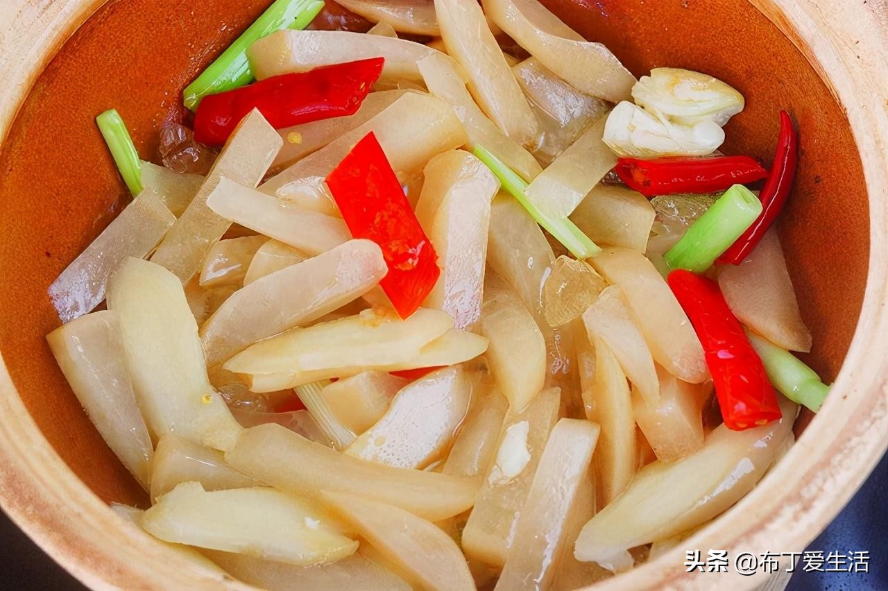 天凉给家人煮一道萝卜鸭汤，鲜香味美，好喝不上火，秋冬养肺正好