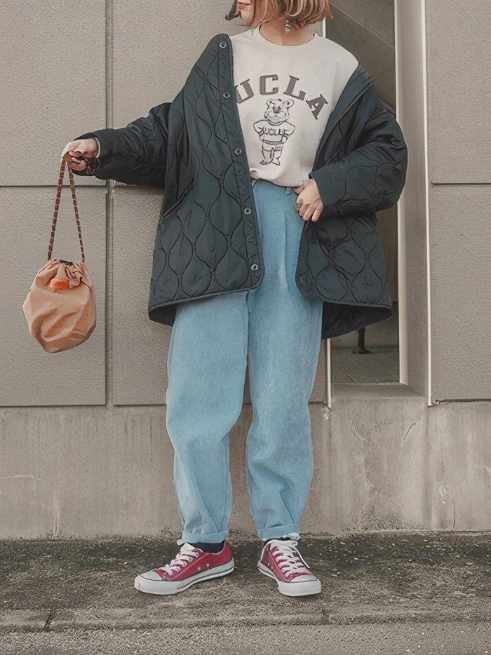 夏季灯芯绒裤的最佳搭配,穿搭复古潮的灯芯绒裤子也超百搭