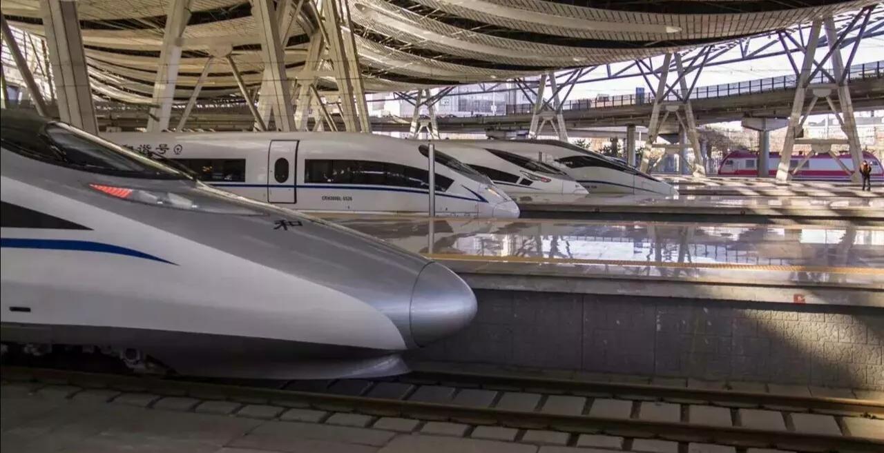 高铁列车视频和谐号vs复兴号,高铁和谐号和复兴号交会的视频
