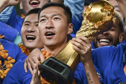 中国人为什么要踢足球,中国人玩足球的特别少吗