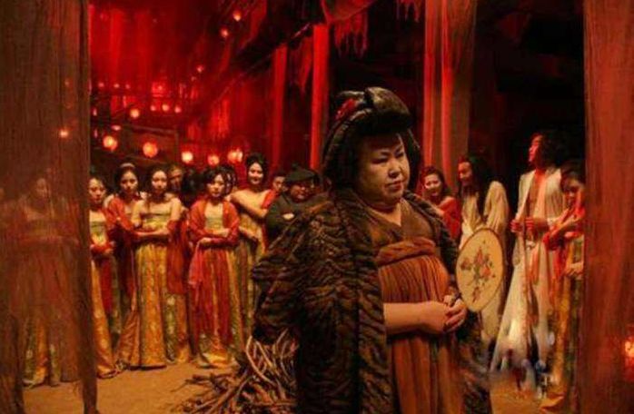 娼女不听话怎么办？老妈子有办法，一招“梨花带雨”，是她们噩梦