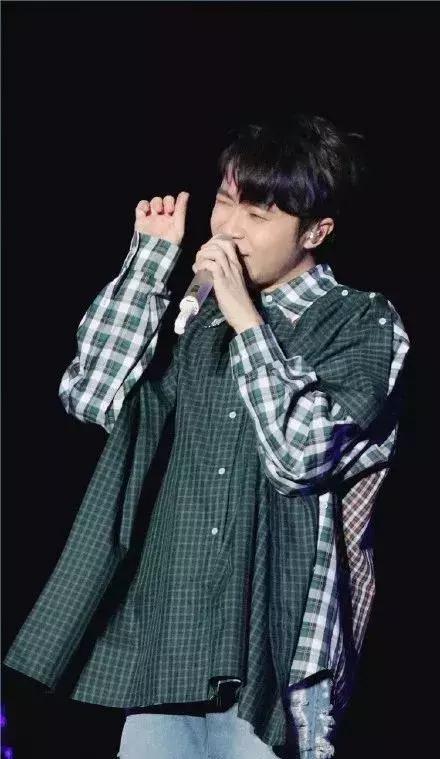 吴青峰李宇春同款雨衣,吴青峰代言的潮牌