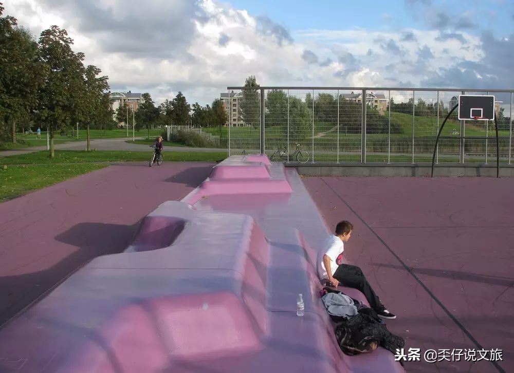 让人惊呆的篮球比赛,篮球场和足球场冲突对比