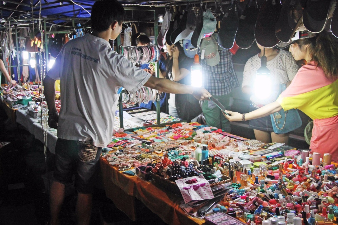 有稳定的货源可以摆地摊能挣钱吗,提供摆地摊货源能做吗