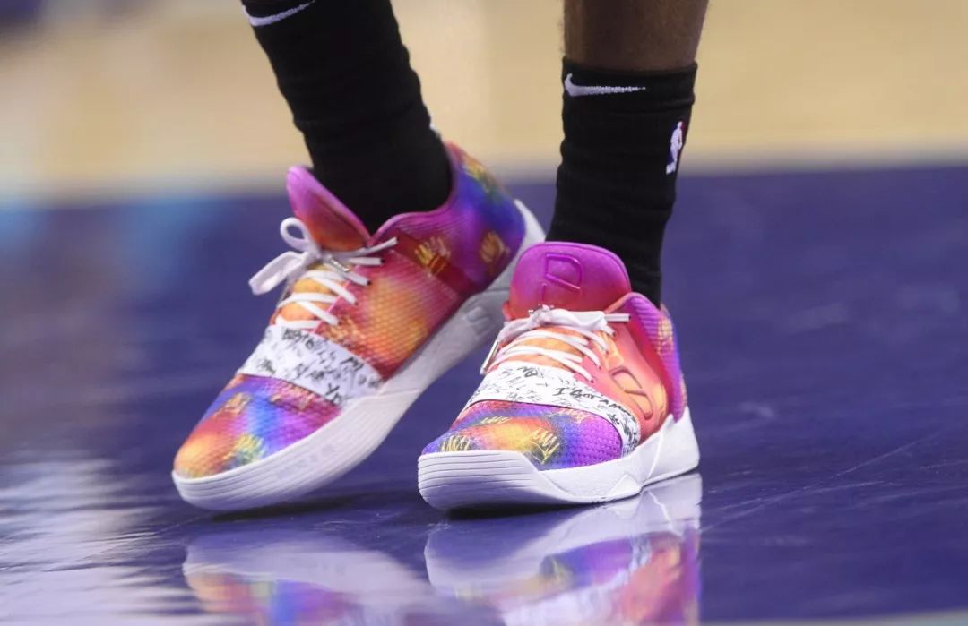 “手套”经典战靴再现赛场，公牛内线支柱上脚LBJ8中国红