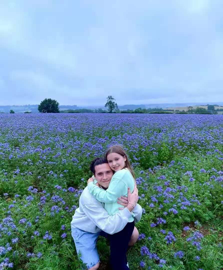 维多利亚晒小七近照！穿背心裙露出小粗腿，扎麻花辫回眸一笑太甜