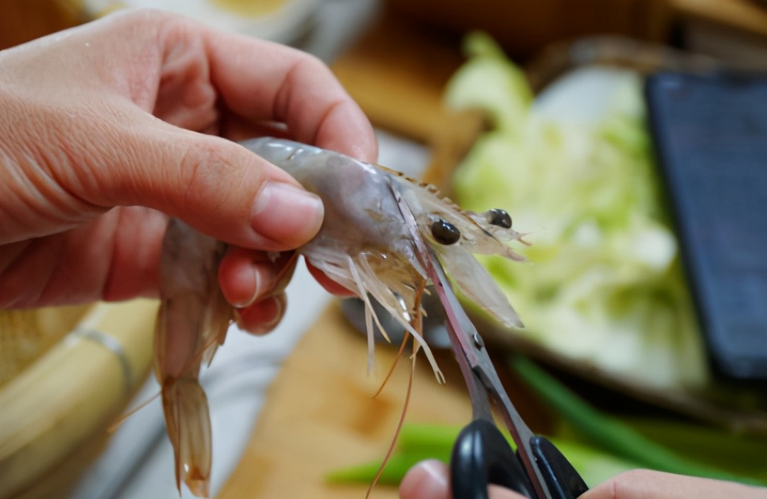 如何挑选活大虾的正确方法,买大虾怎么挑选直的好还是弯的好