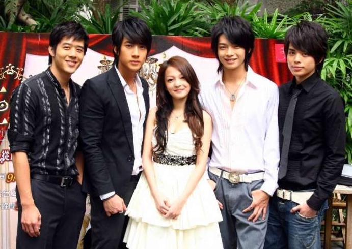 人前是巨星，人后是赚钱工具？这7位明星的爹妈，堪比“吸血鬼”