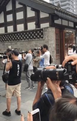 *朝特天**色的时尚街拍，你怎么看这种风尚？