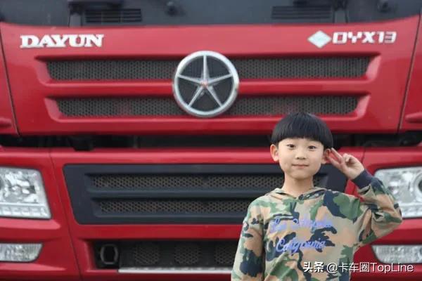 大运会记者采访视频小朋友,大运重卡客户心声