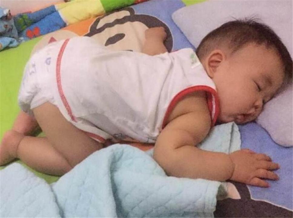 奶爸分享宝宝搞笑吃奶姿势,萌娃喝奶奇葩小动作