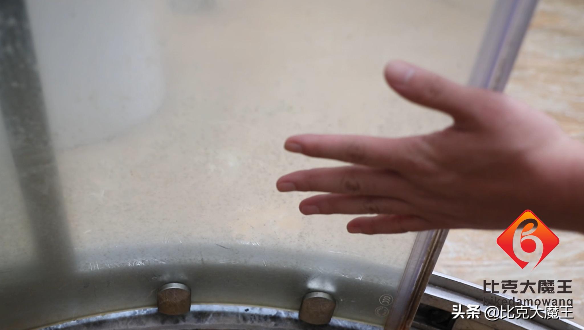 洗澡间的玻璃水垢怎么清洗,浴室玻璃水垢擦不掉怎么办