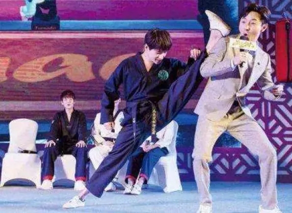 杨洋霸气挑战,男明星杨洋劈叉一字马