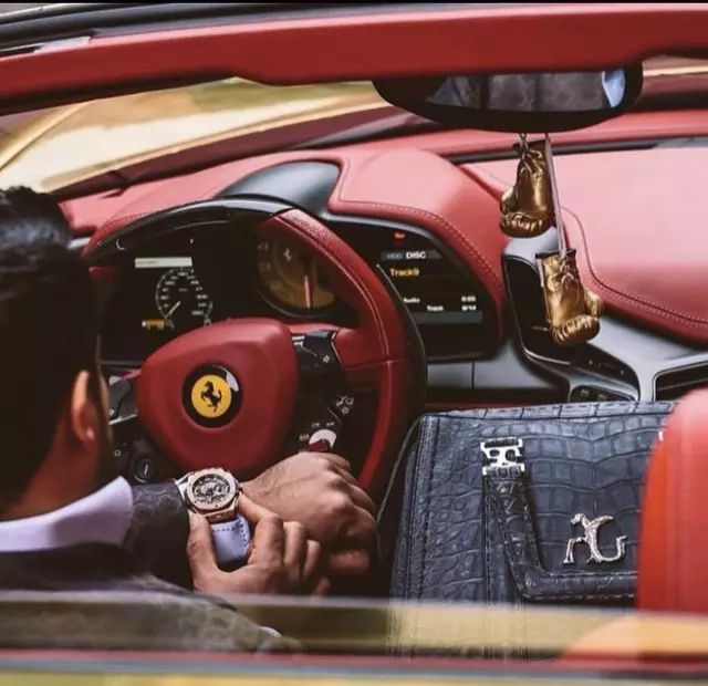 别以为开豪车是有钱人,开跑车的你以为是富二代