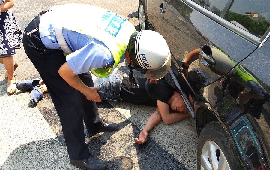 遇到碰瓷*党**讹钱怎么办？这位老司机的做法就真的很有效