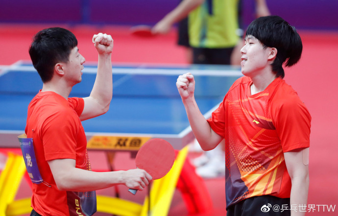 曼联b费罚点球,逗妹吐槽视频