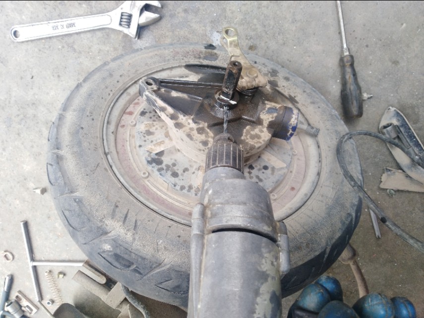 电动车电机生锈卡死了怎么处理,电动车刹车鼓生锈拆不掉怎么办