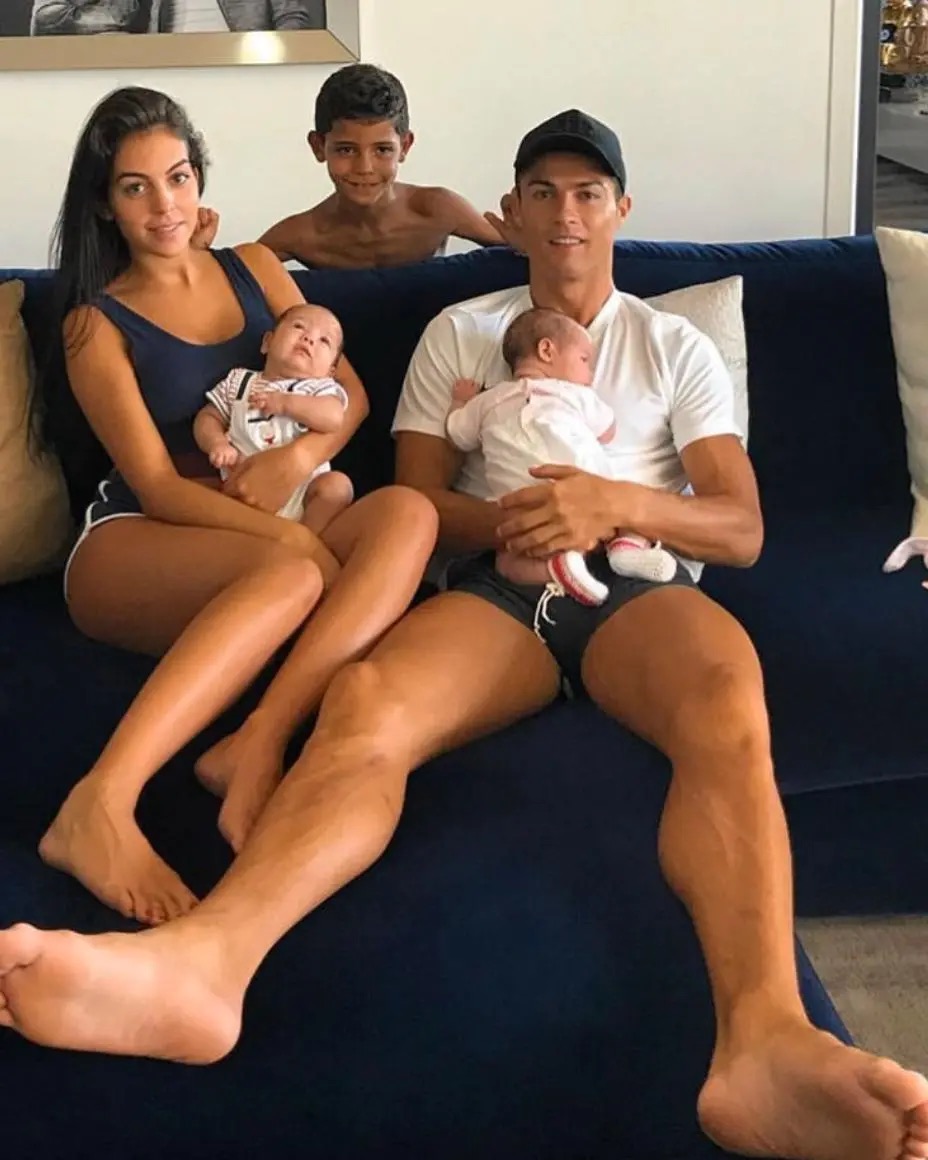 c罗和乔治娜齐齐秀恩爱视频,c罗与乔治娜在皇马亲吻