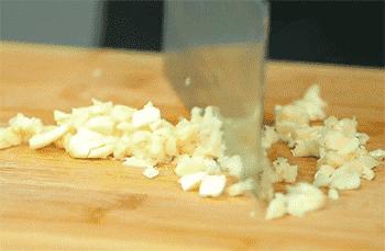 这场蒜味的持久战，是每一个嗜蒜如命的人不知道的事（菲李漫画）