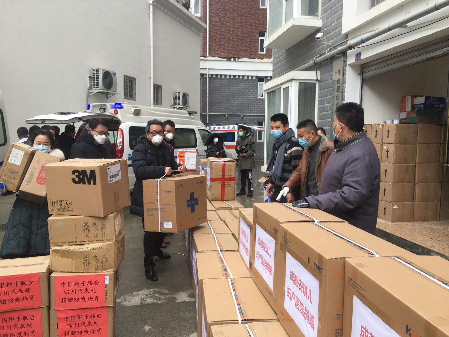 全国捐赠武汉抗疫一线生活物资,全民抗疫爱心接力大爱在传递