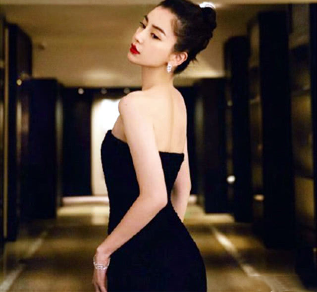 杨颖黄晓明提裙摆,杨颖黄晓明裙摆