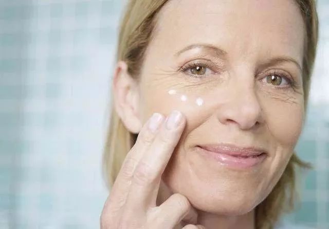 敷面膜一片顶十片,可以敷30分钟的修护面膜