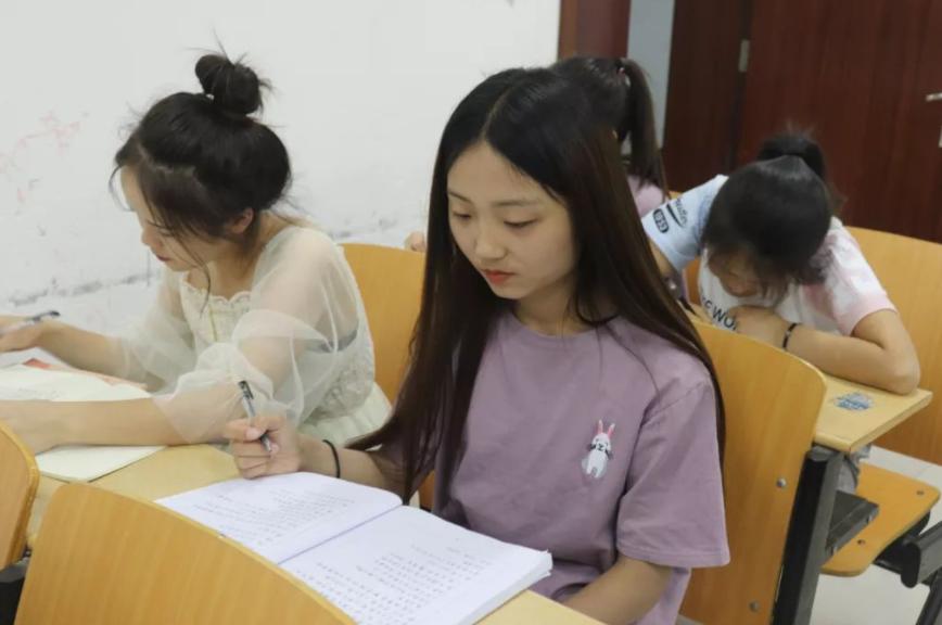 学习的时候被冷嘲热讽,努力学习时被别人嘲笑怎么办