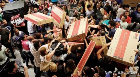 黑五狂抢开始!机场outlet堵爆温哥华华人凌晨排队全买疯了