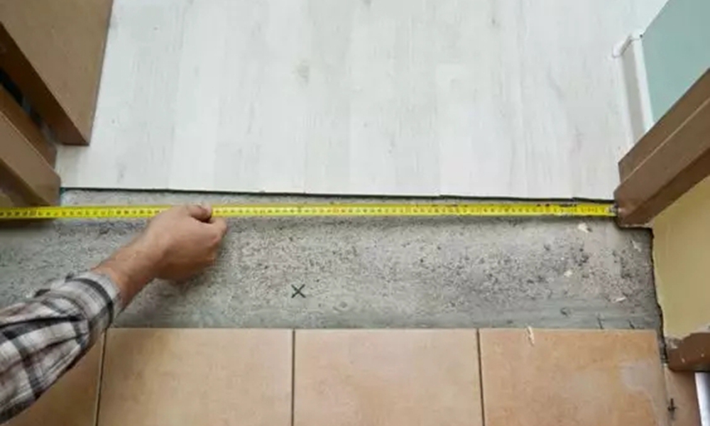 家装门槛石下面需要放什么,门槛石最好的装修方法