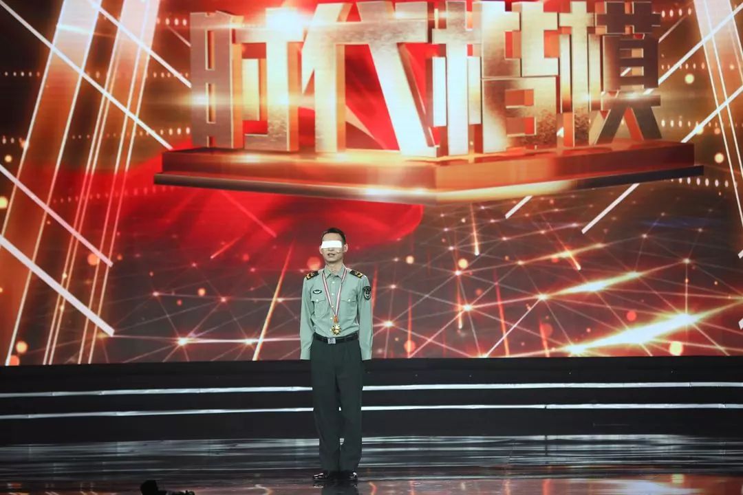 一个标准的军礼彰显崇高的敬意,这个特殊的军礼令人泪目