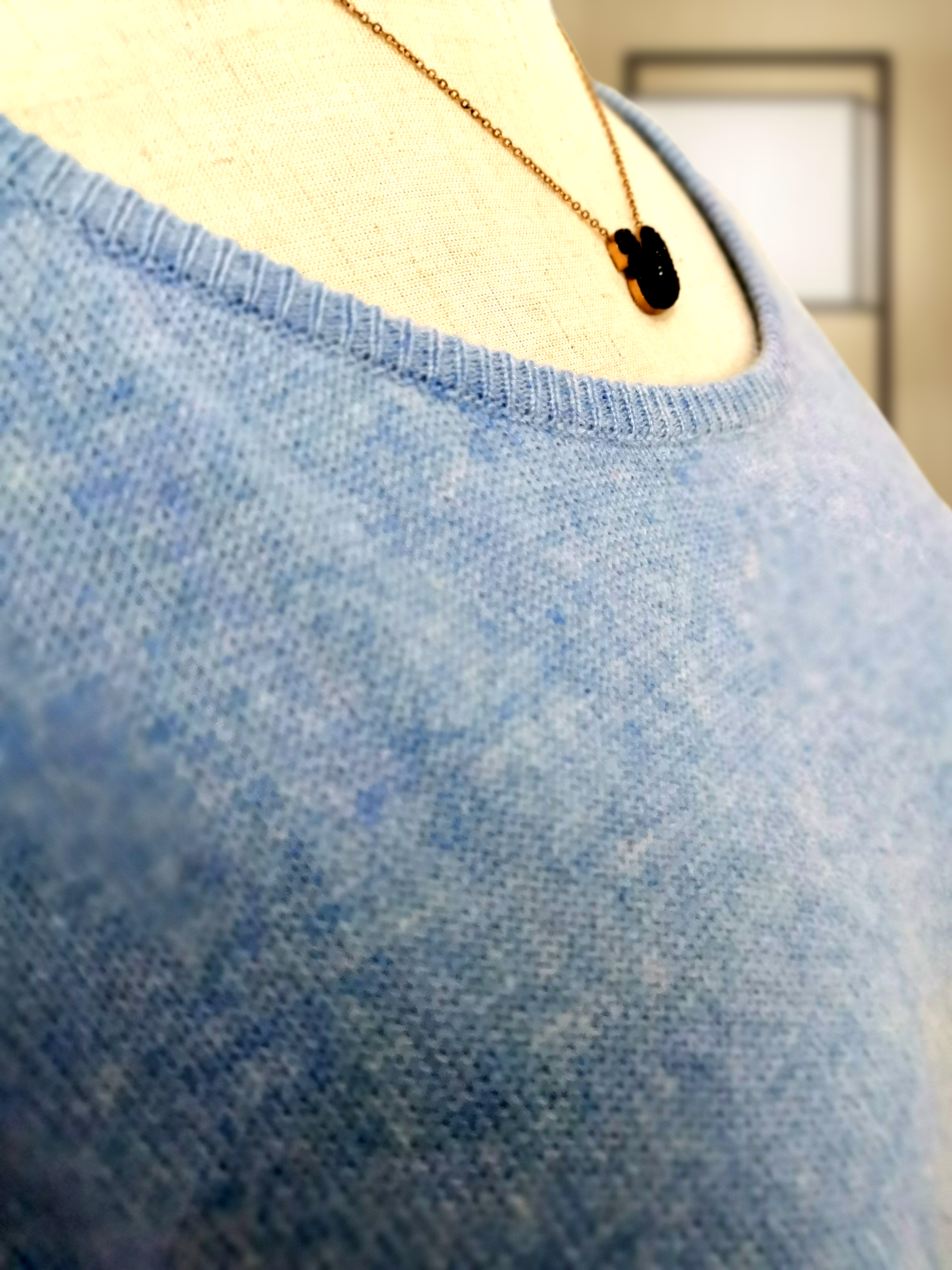 白色羊绒大衣氧化发黄怎么洗白,你的大衣是黄色的吗