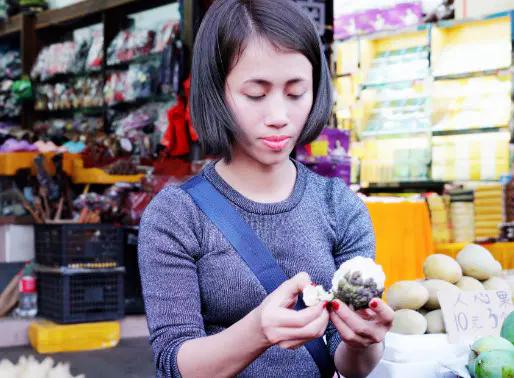 这个国家女人都很苗条！男女都以“戴绿帽”为美！令人惊奇！