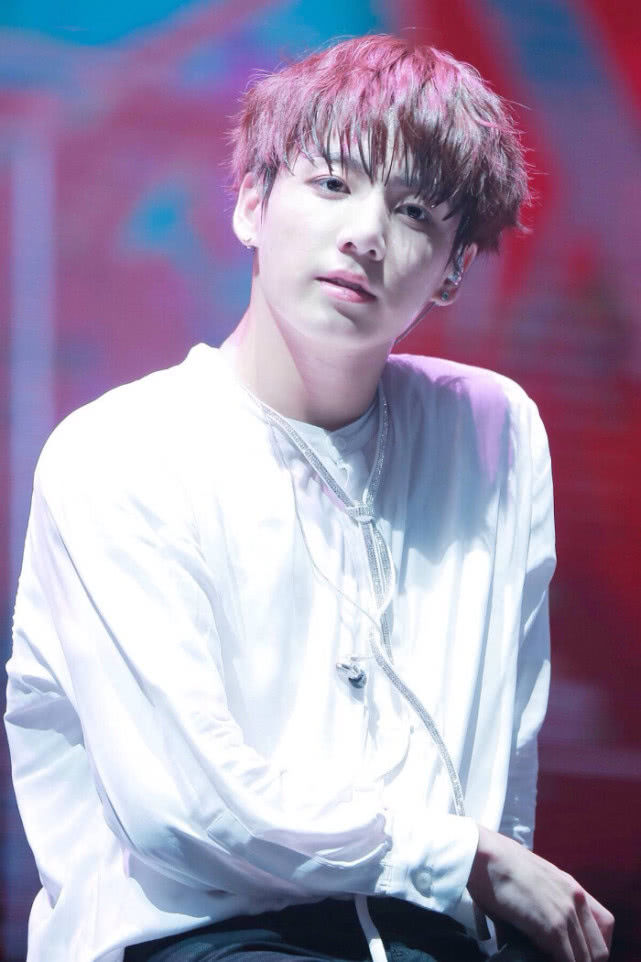 韩国帅哥戴美瞳,边伯贤怎么戴美瞳的