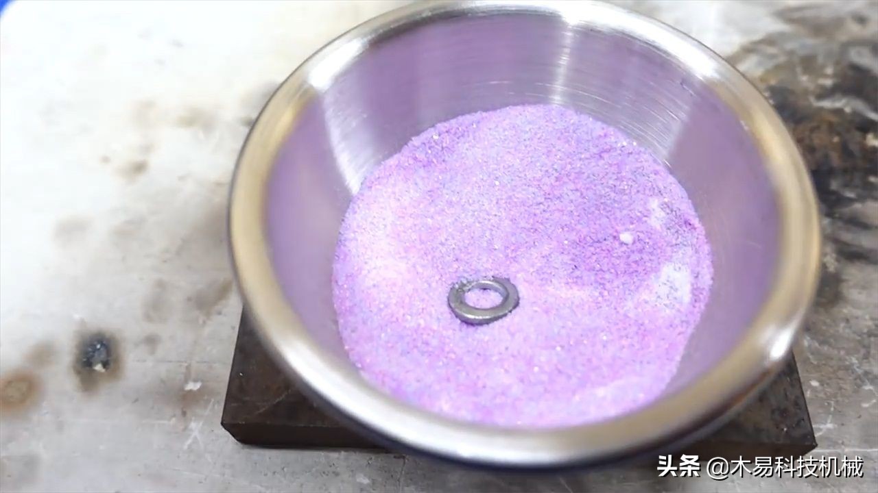 国外小哥亲身实验,将太空沙加热,结果发生了什么?