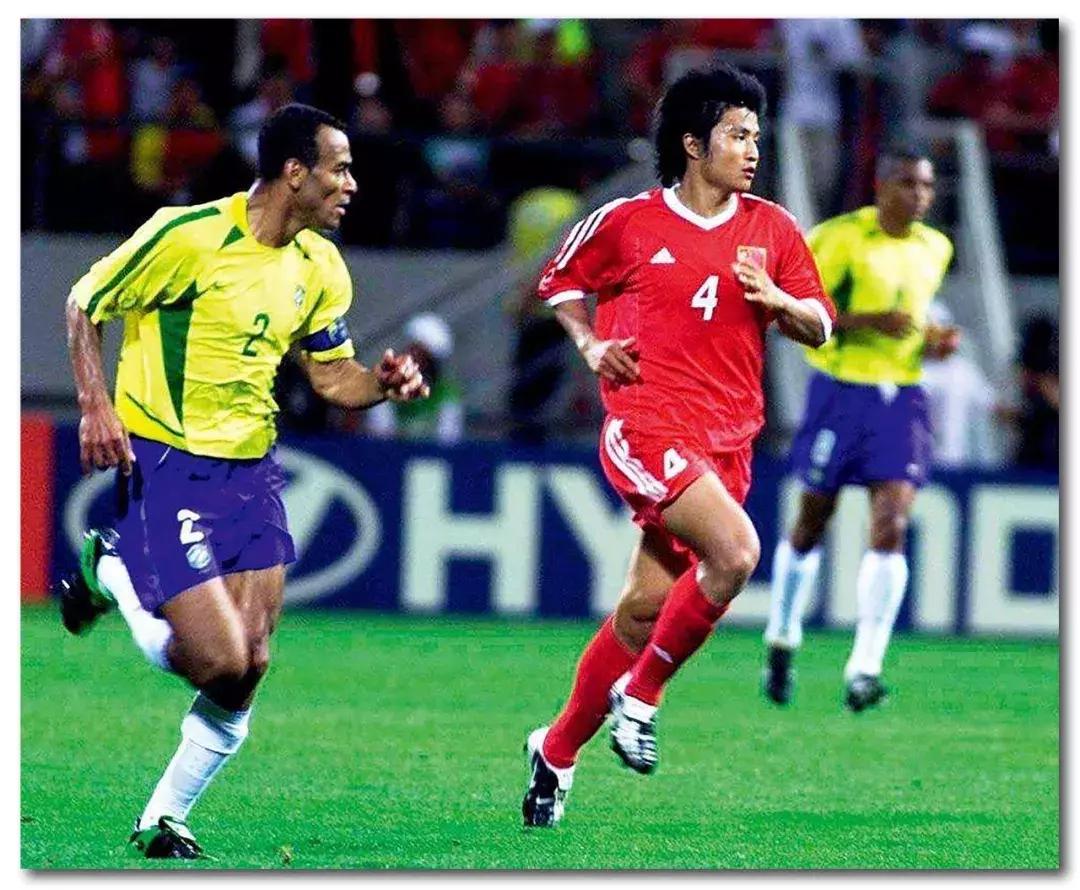 足球场上吐痰不怕滑铲弄到身上吗,为啥足球运动员吐痰