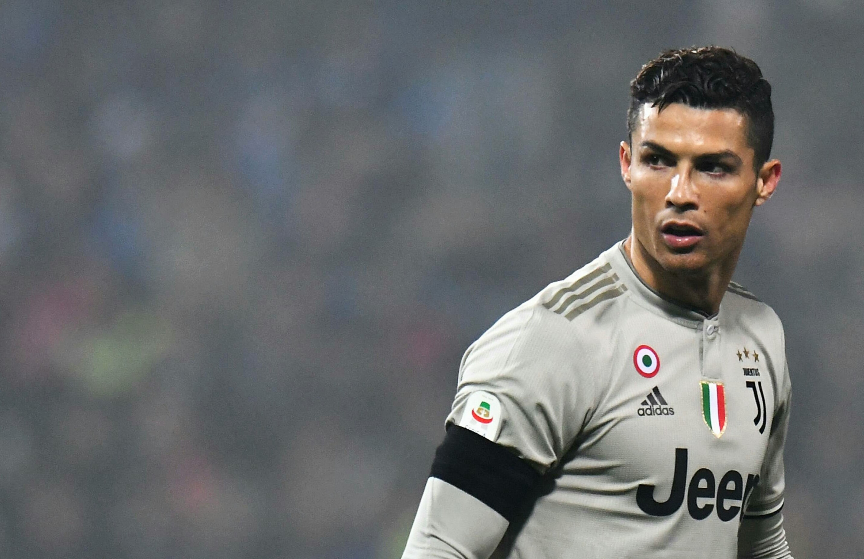 c罗踢足球爆笑视频笑得吐血,c罗哭笑不得视频