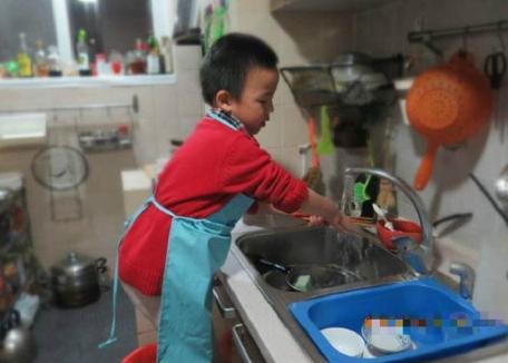 父母玩手机小孩做家务,爸妈玩手机孩子做饭